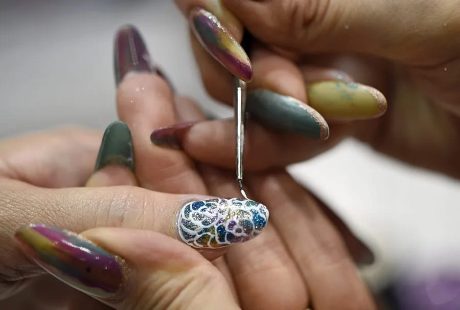Estas dos sustancias son derivadas del petróleo y están presentes en esmaltes y geles de uñas. | Foto: EFE