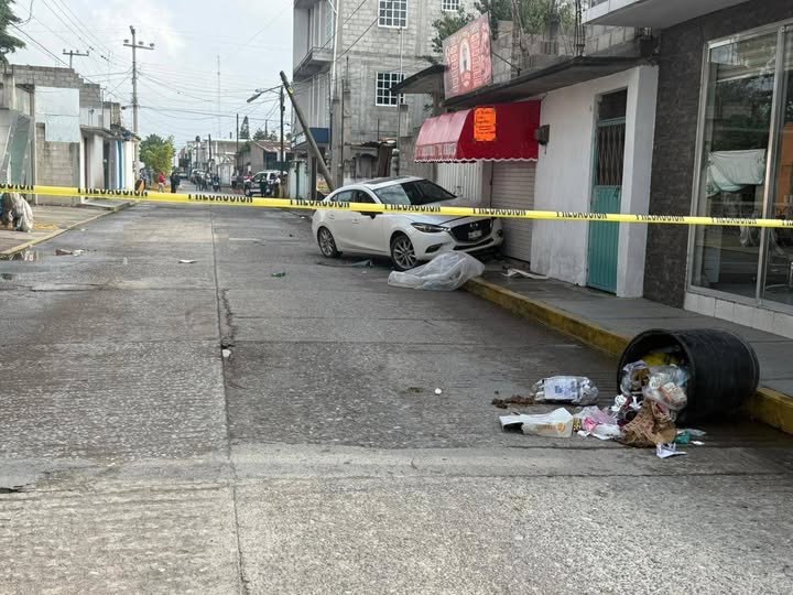 Vehículo en el que viajaba el juez de control, atacado en la colonia Iturbe de Tula.