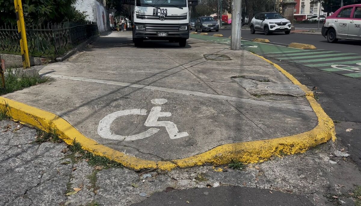 La poca accesibilidad en las calles es uno de los obstáculos para las personas con discapacidad. | Azucena Rangel