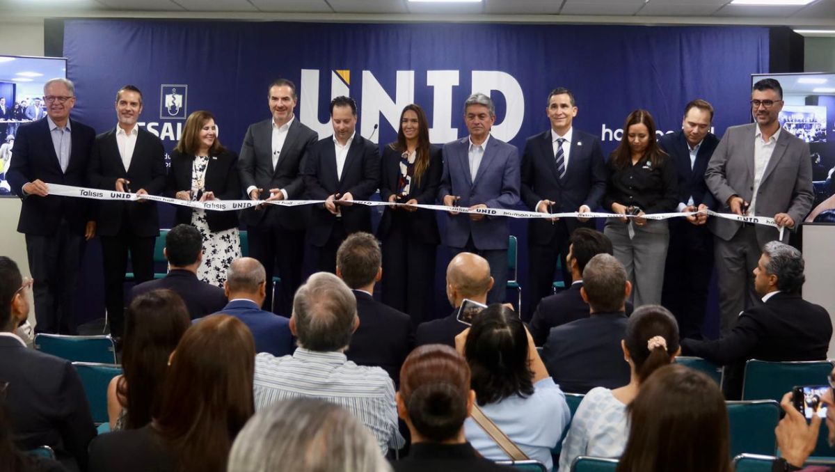 El alcalde Adrián de la Garza acudió a la inaguración del nuevo campus de la Universidad Interamericana para el Desarrollo. Robero Alanís