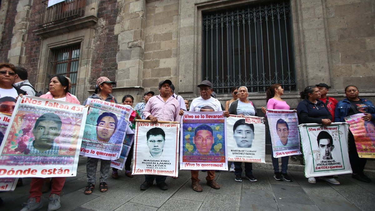 Arribo de los padres de los 43 normalistas desaparecidos de Ayotzinapa a la reunión con Claudia Sheinbaum en Palacio Nacional. Foto: Ariana Pérez)
