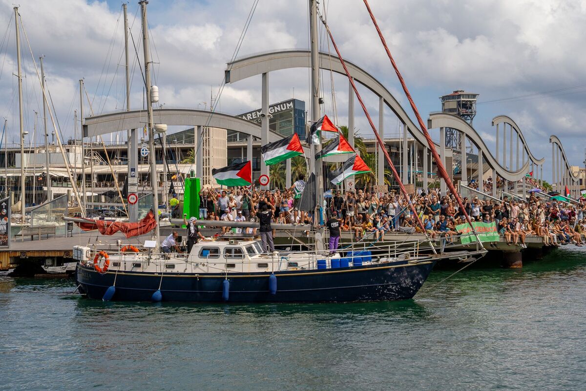 Uno de los barcos de la Flotilla Global Sumud sale del puerto de Barcelona. |Diego Sedano
