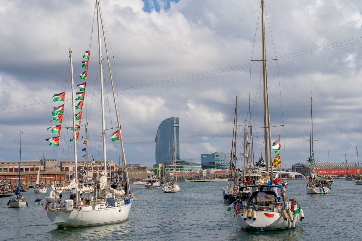 Barcos de la Flotilla Global Sumud salen del puerto de Barcelona. | Diego Sedano