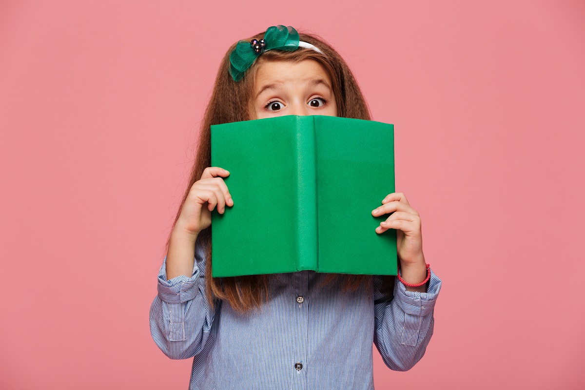 Para los chicos, es importante que vean que los adultos están interesados en los libros. (freepik.es)