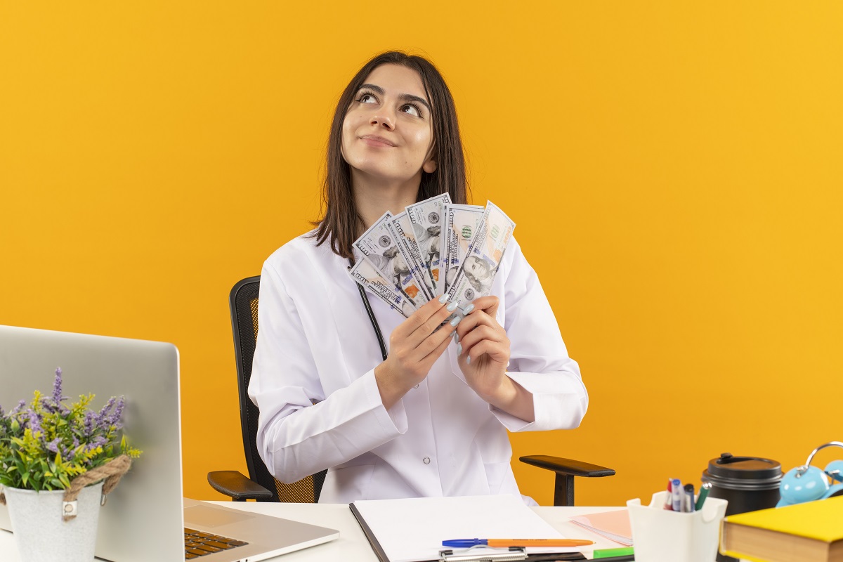 Un joven necesita empezar a tener un historial en el banco, como contar con una cuenta. (freepik.es)