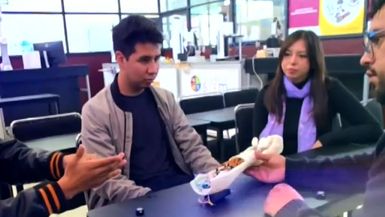 Jóvenes de Tulancingo diseñan mano robótica que traduce lenguaje de señas