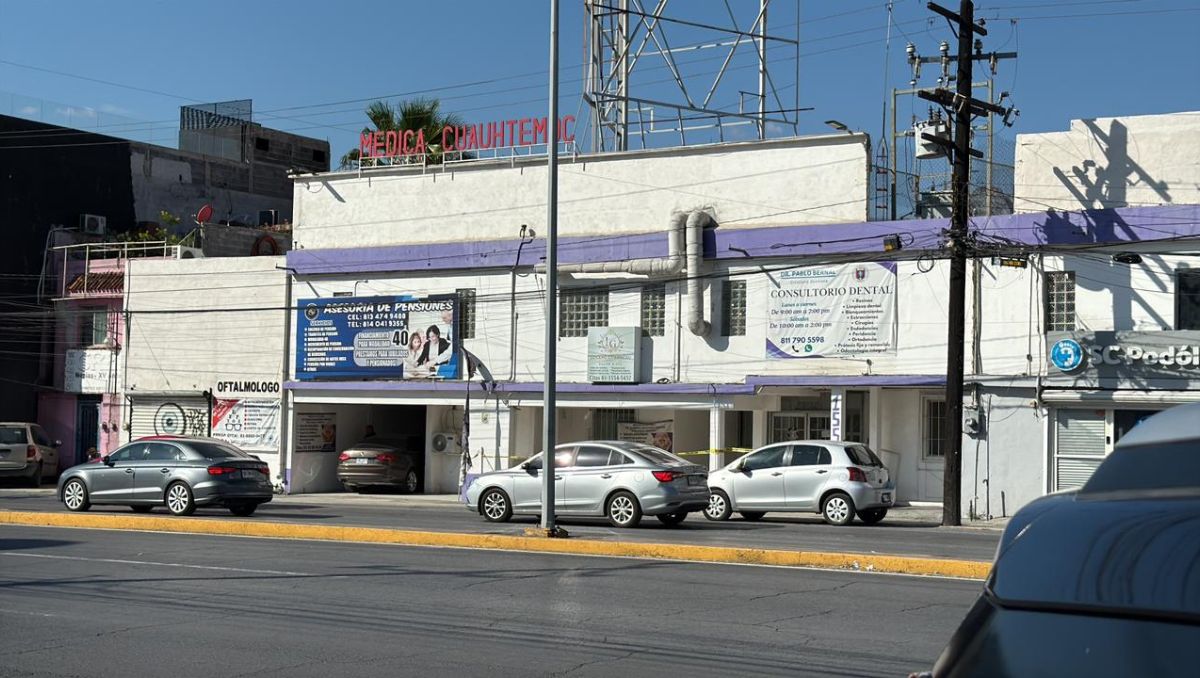 Medica Cuauhtémoc está acordonado y resguardado por personal del inmueble | Víctor González