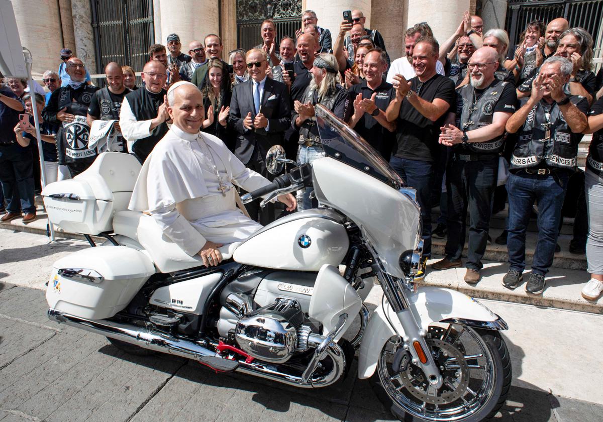 El papa León XIV la contempló con entusiasmo, la bendijo y se subió a ella. | Reuters