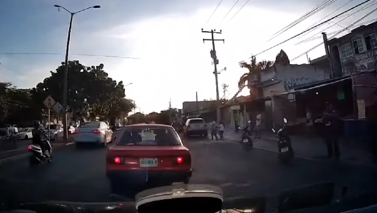 Las personas que se encontraban en el lugar auxiliaron a la mujer y a su hija. (Especial)