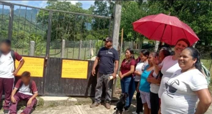 Protestan en secundaria de Huazalingo. (Cortesía)