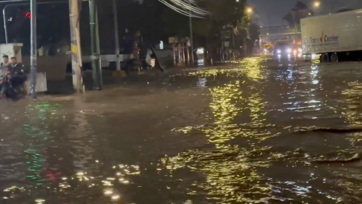 Reportero cae a coladera. | ESPECIAL