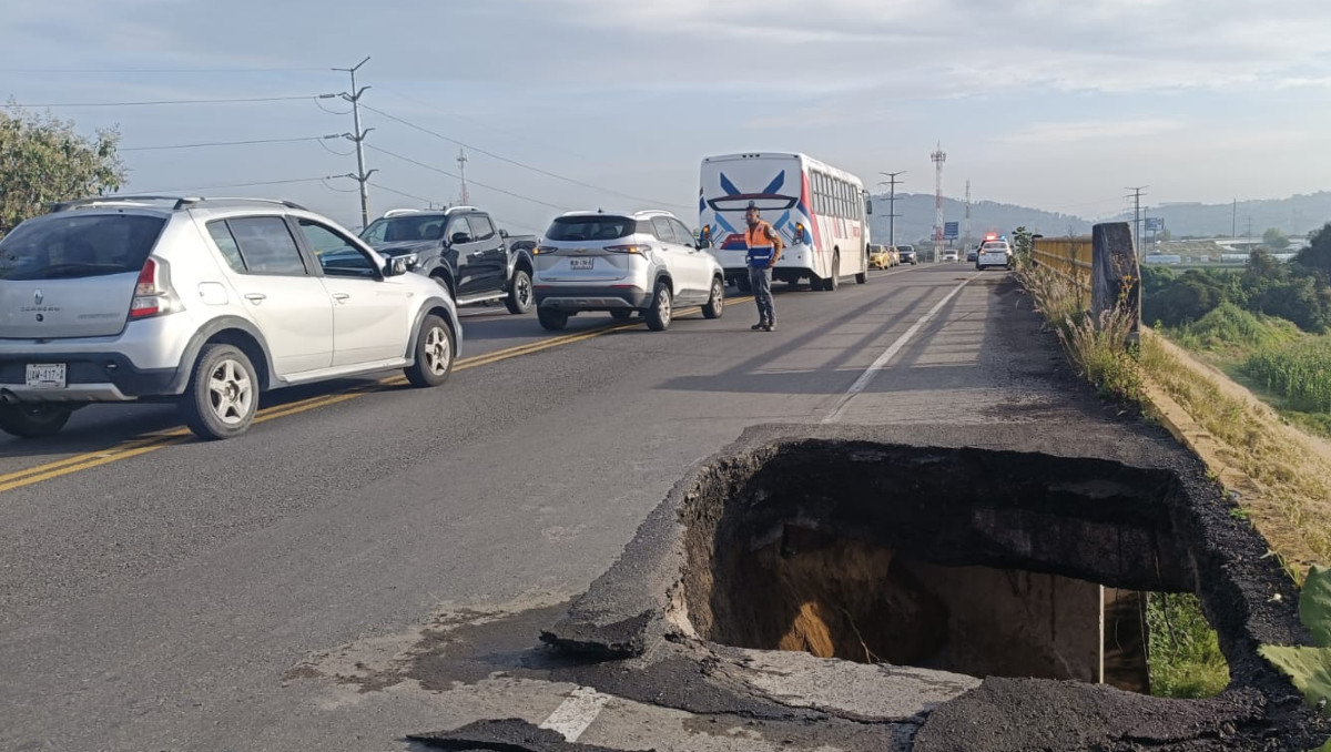Socavón en Bulevar Aeropuerto de Puebla | Nancy Camacho