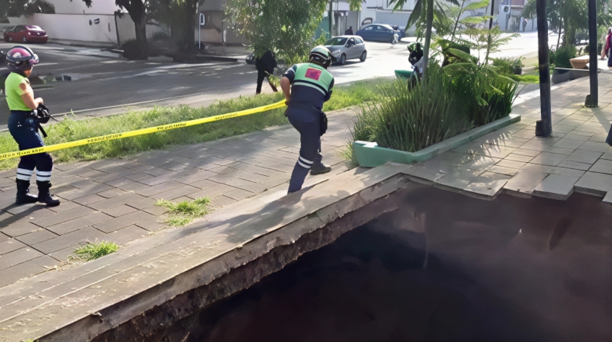 La zona del hundimiento ya fue acordonada por personal de Protección Civil. | Foto: Gaceta Tlanepantla