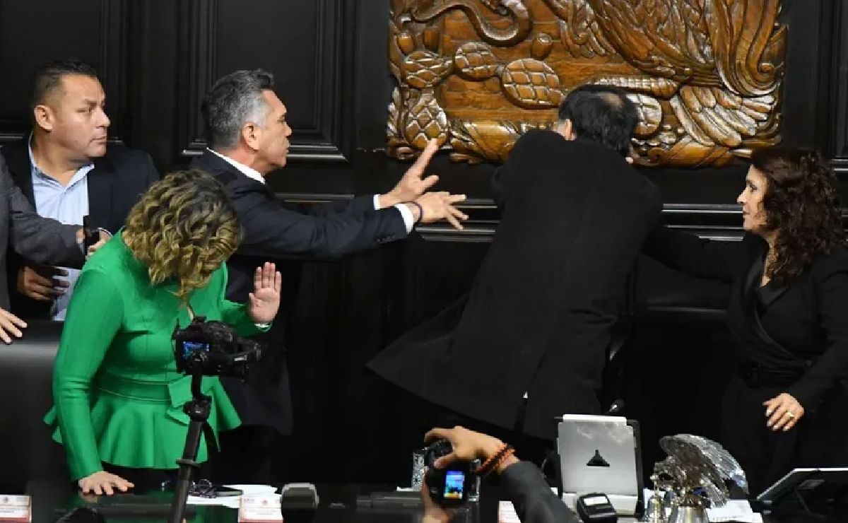 Altercado entre el líder del PRI, Alejandro Moreno, y el presidente del Senado, Gerardo Fernández Noroña. (Cuartoscuro)