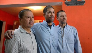 Fotografía de los hermanos González Villarreal en su llegada a Sinaloa, luego de pasar 11 años presos en Malasia