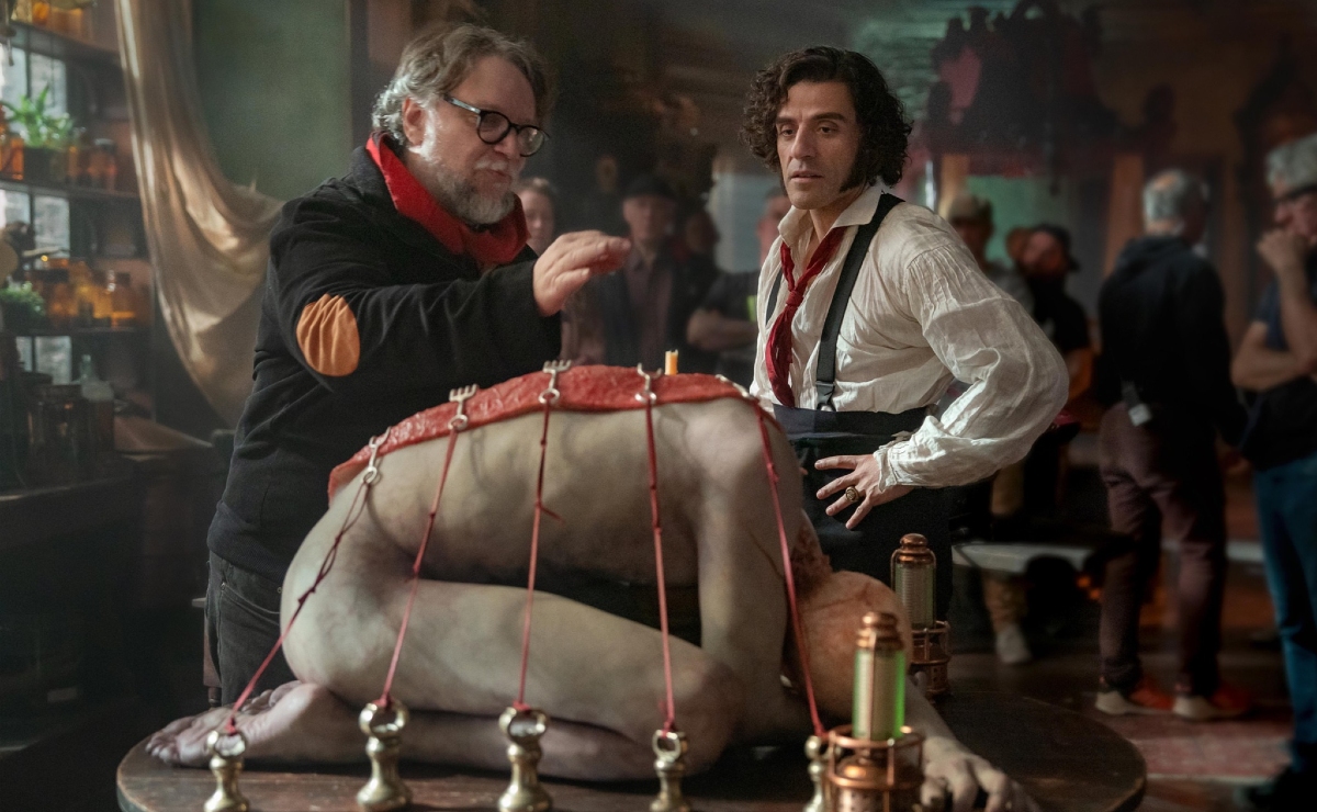 Guillermo del Toro y Oscar Isaac en el set de ‘Frankenstein’. (IMDb)