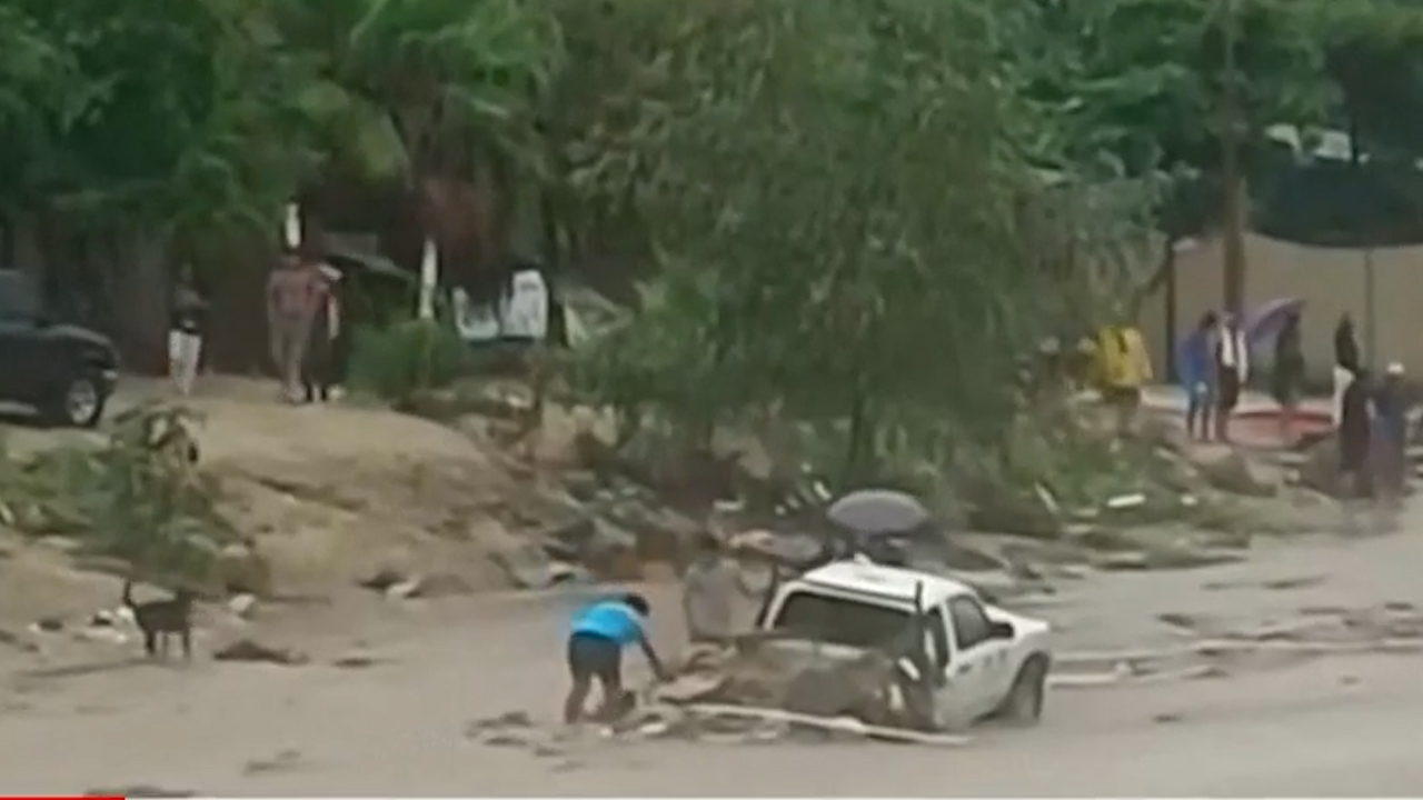 Huracán ‘Lorena’ azota Baja California como categoría 1; causa inundaciones y estragos