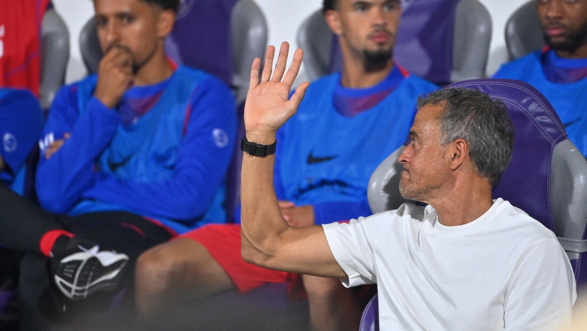 Luis Enrique, técnico del PSG, tendrá que ser operado de la clavícula tras accidente (Reuters)