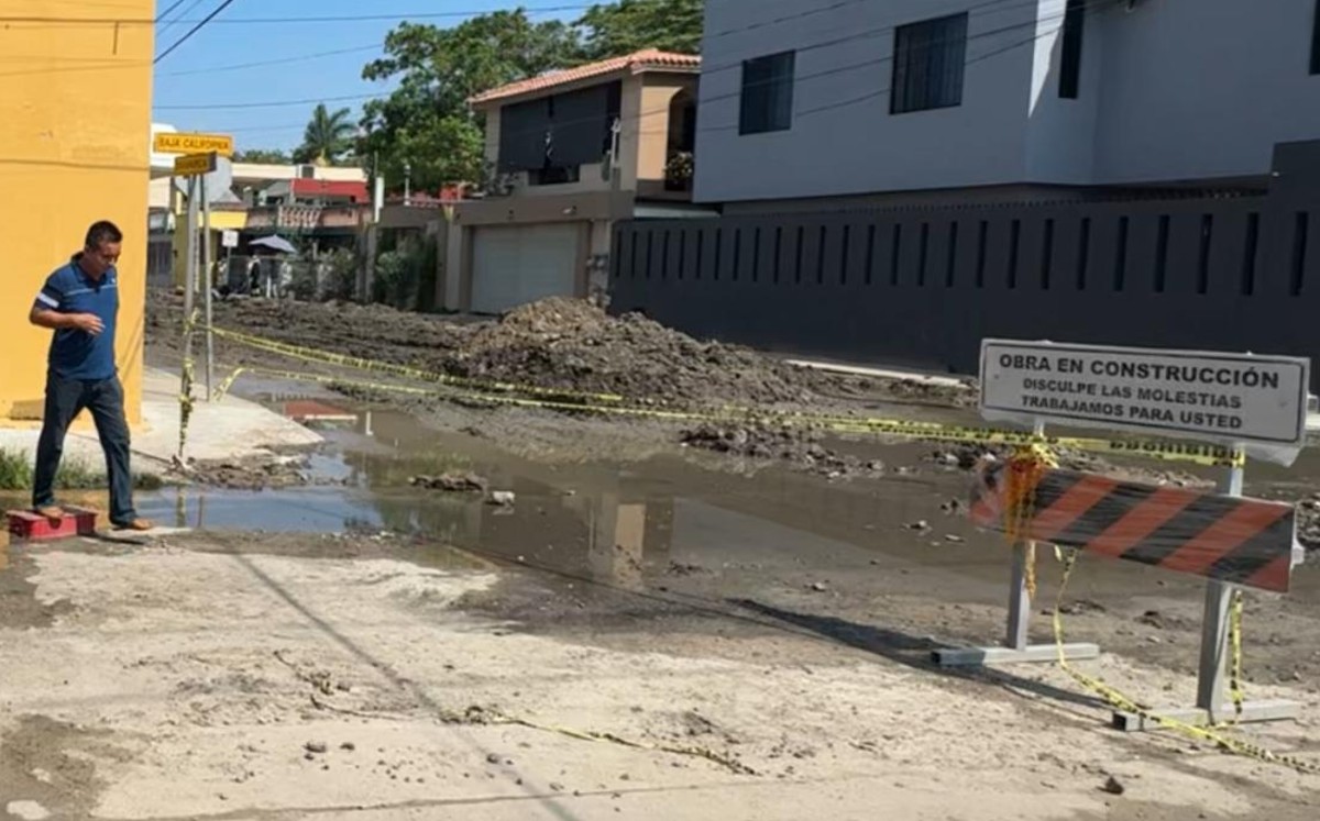 Desde hace tres meses, habitantes de la colonia Ferrocarrilera enfrentan un problema que afecta tanto su salud como su movilidad. | Mario Juárez
