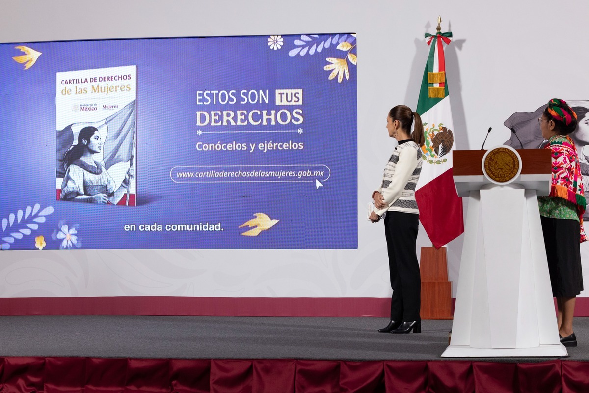Presenta Sheinbaum Cartilla de la Mujeres traducida en la conferencia de Palacio Nacional. | Especial