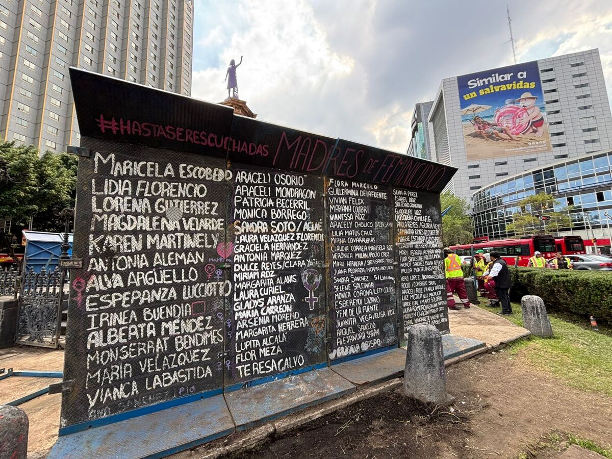 Las vallas en la Glorieta de las Mujeres que luchan está llena de nombres de víctimas. | Azucena Rangel
