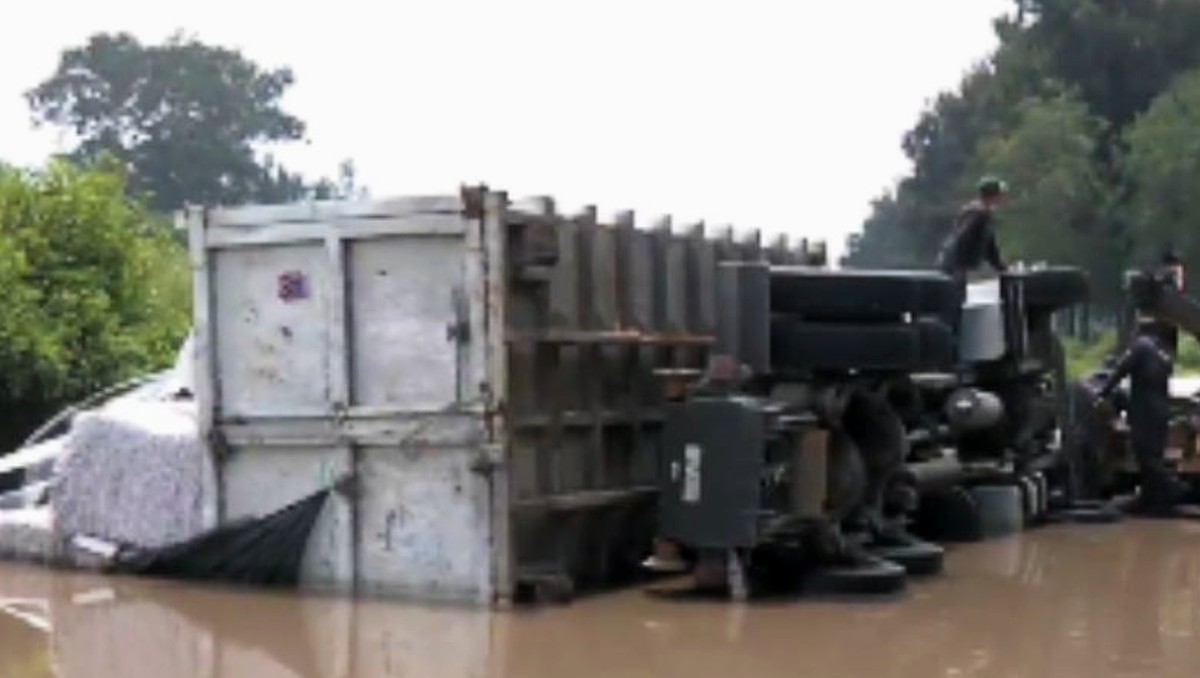 Cierran Periférico Oriente tras volcadura de tráiler por bache profundo. | Edomex