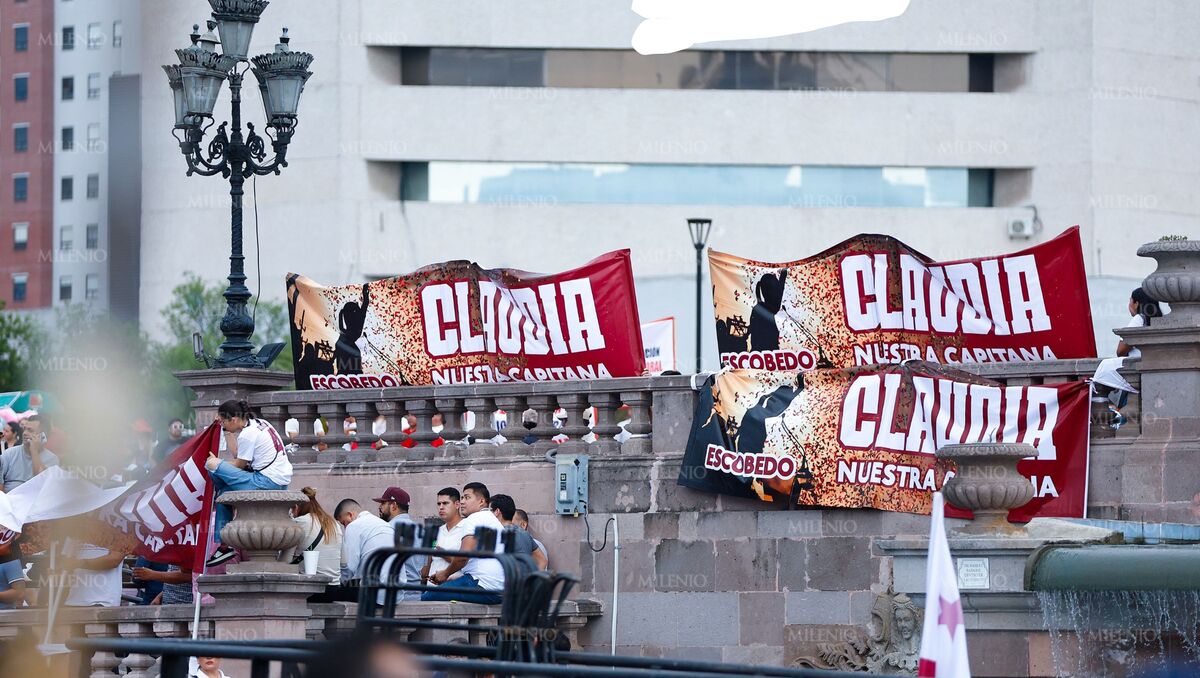 Diversas pancartas lucieron en la Macroplaza ante la visita de Claudia Sheinbaum a Monterrey. | Jorge López.