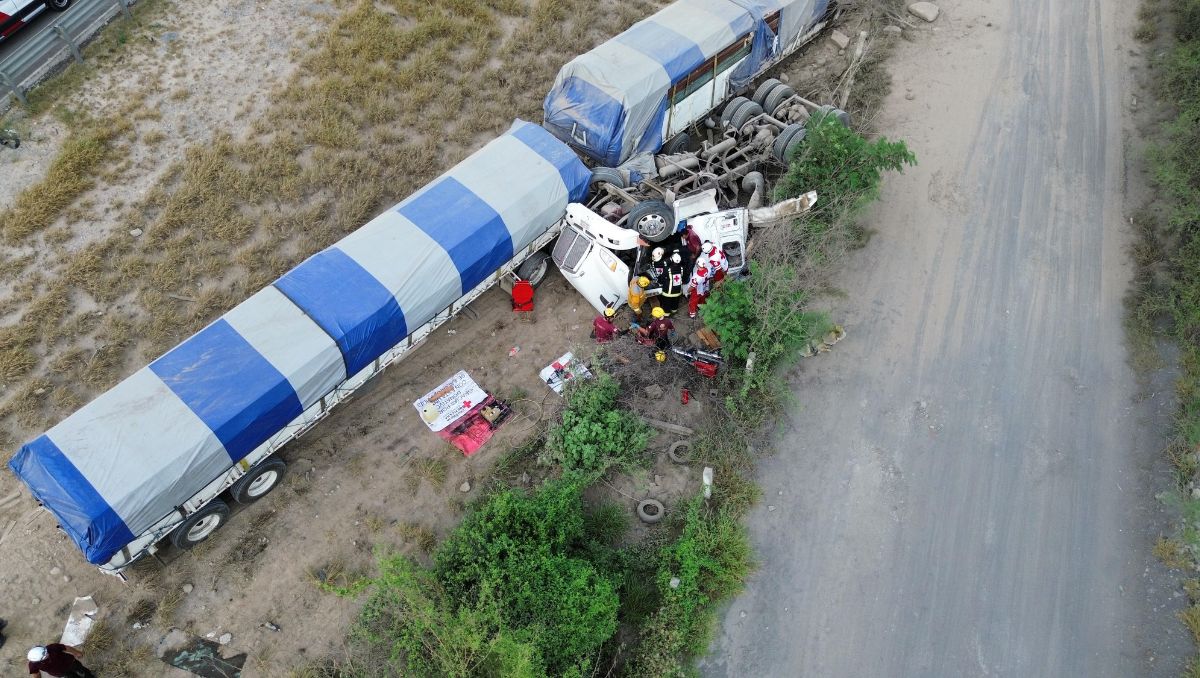 Elementos de Protección Civil y paramédicos de la Cruz Roja Mexicana se encuentran realizando maniobras. Ángel Mercado