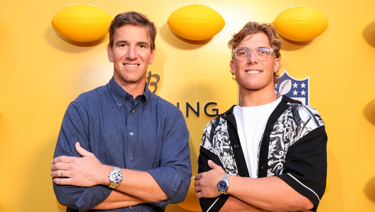 Eli Manning y Jaxson Dart posan con los relojes Breitling, inspirados en la NFL (Cortesía)