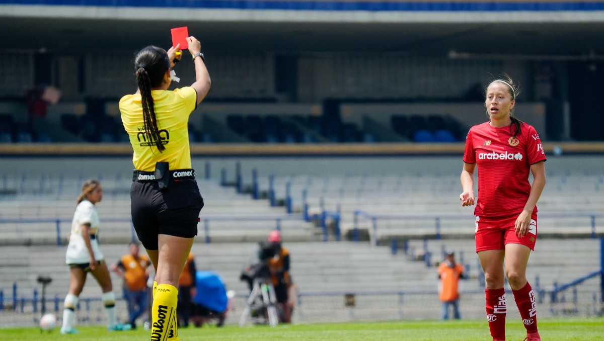 Itzel Muñoz del Toluca Femenil entró de cambio y a los tres minutos fue expulsada por esta insólita razón (Imago7)