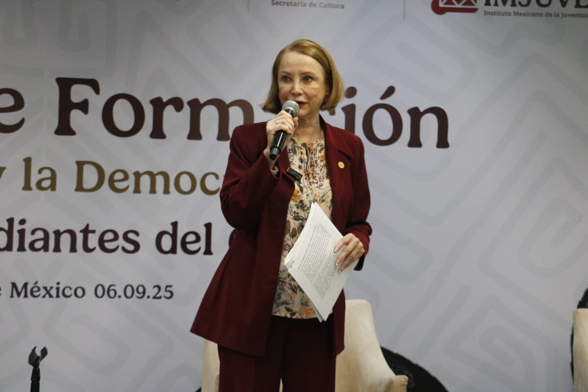 La legisladora de Morena compartió a los jóvenes su experiencia en la lucha social y política. | @LauraI_Castillo