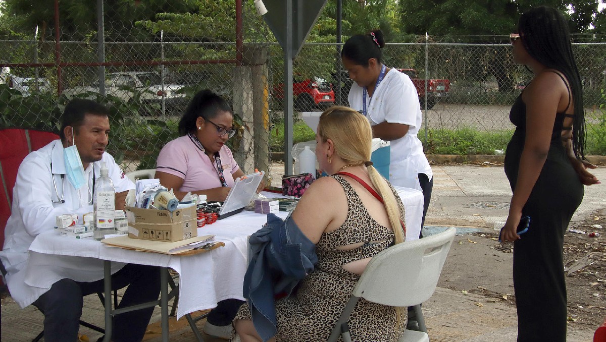 Los migrantes son atendidos por médicos de Tapachula en los módulos de la Secretaría de Salud. (EFE)