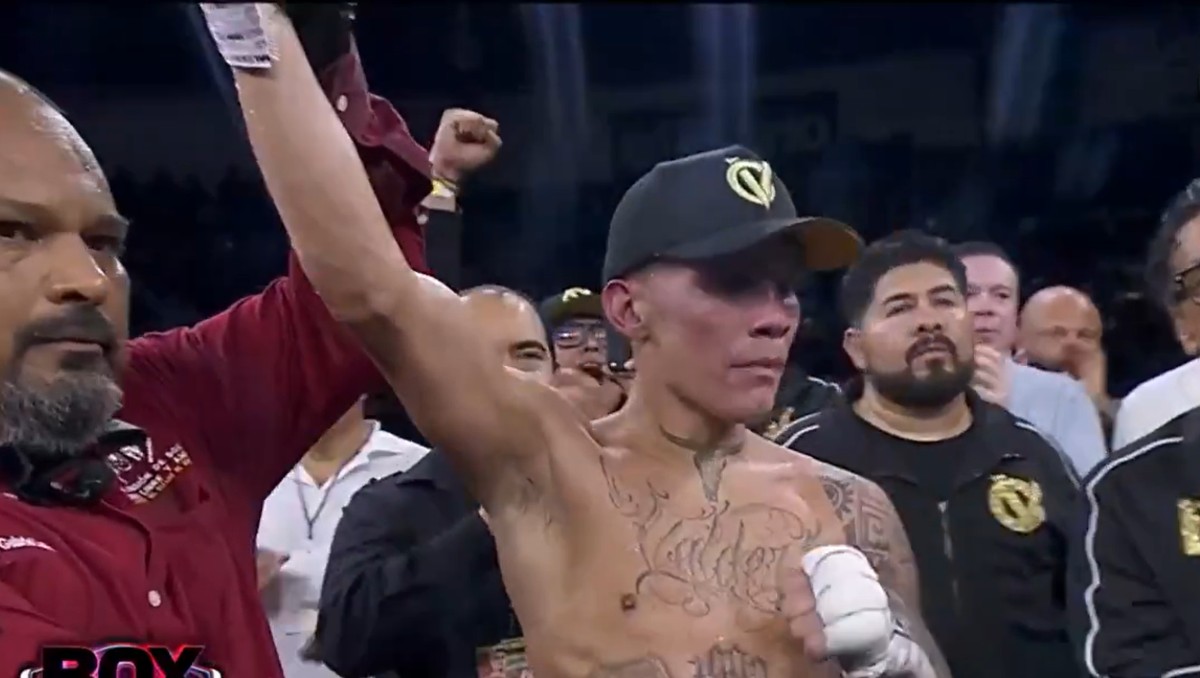 Óscar Valdez vence con polémica decisión a Ricky Medina en su regreso a Nogales (Captura @BoxAzteca7)