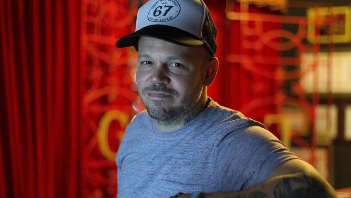 Residente en el Zócalo capitalino con su sudadera “Palestine libre”, acompañado de parte de su banda y miles de fans levantando banderas en apoyo.