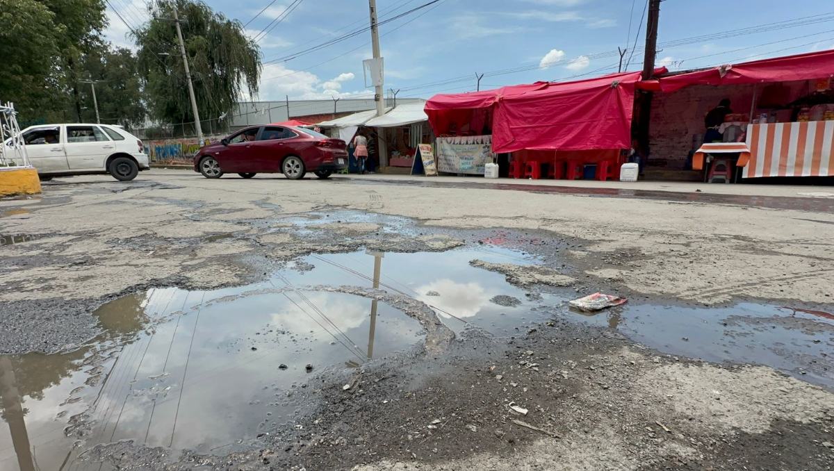 Vecinos de José de la Mora denuncian que tras tres meses autoridades no reparan fuga de aguas negras en Ixtapaluca. Especial