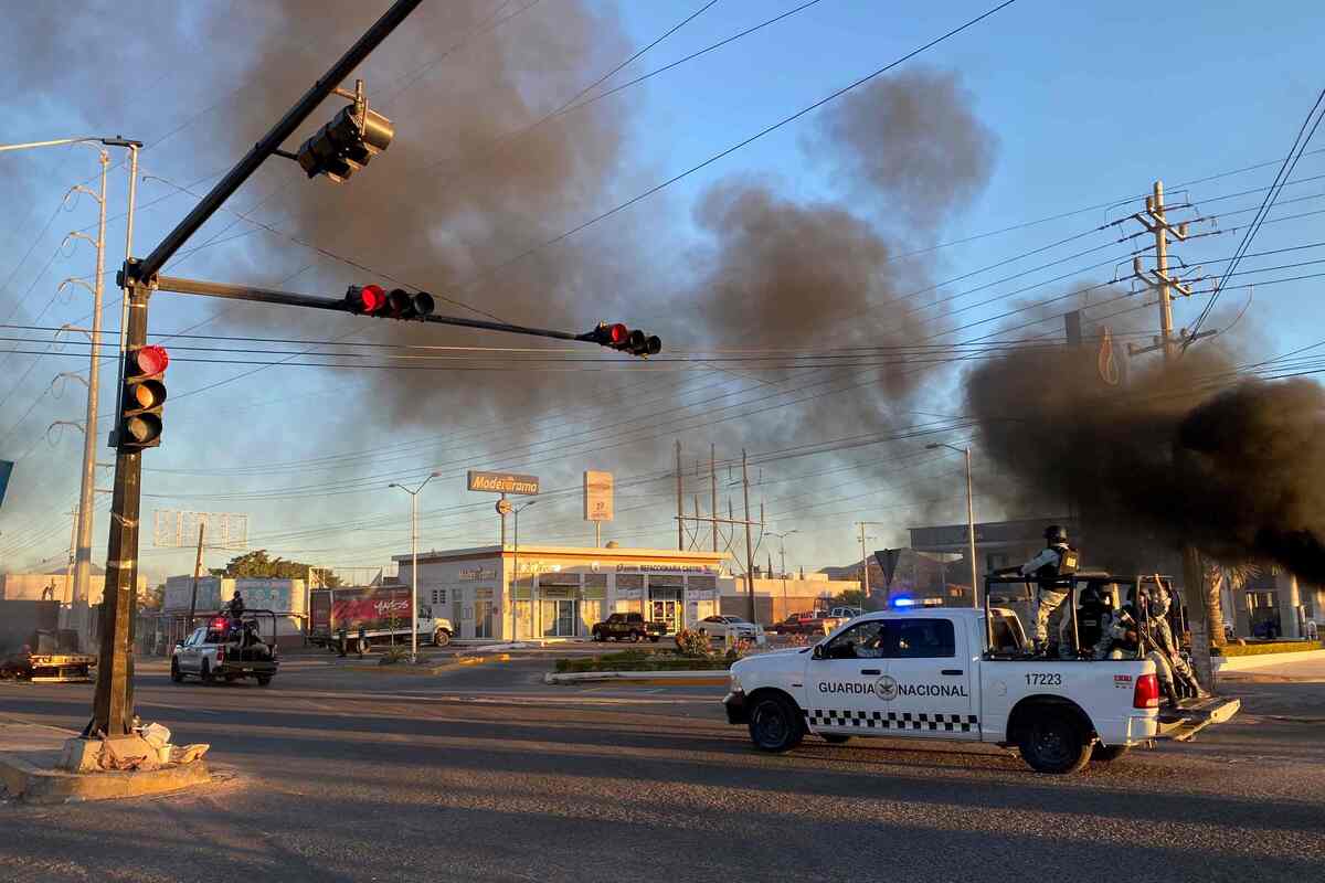 Balaceras, incendios y bloqueos en Sinaloa provocaron desplazamiento forzado de 600 familias (AFP)