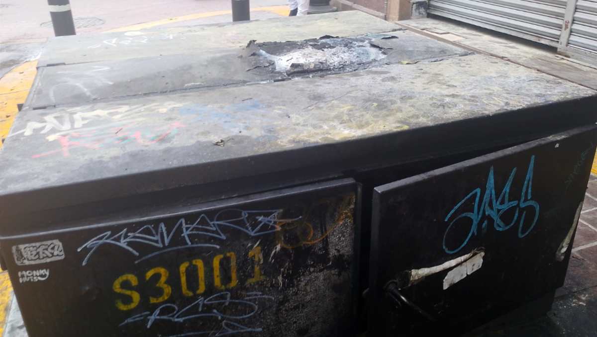 Comerciantes de la calle Juárez en León aseguran que el transformador que explotó y dejó 10 heridos ya había sido reportado.