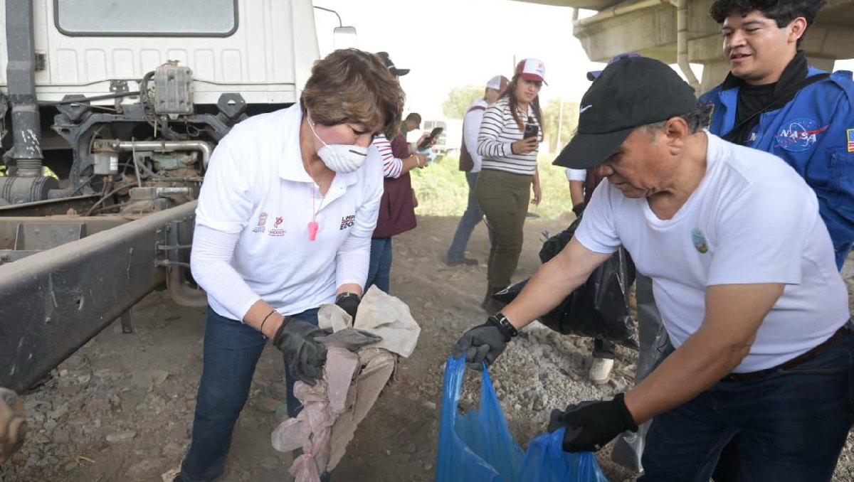 Delfina Gómez y funcionarios de las tres ordenes de gobierno participaron en la limpieza de Ecatepec. Foto: (Especial)