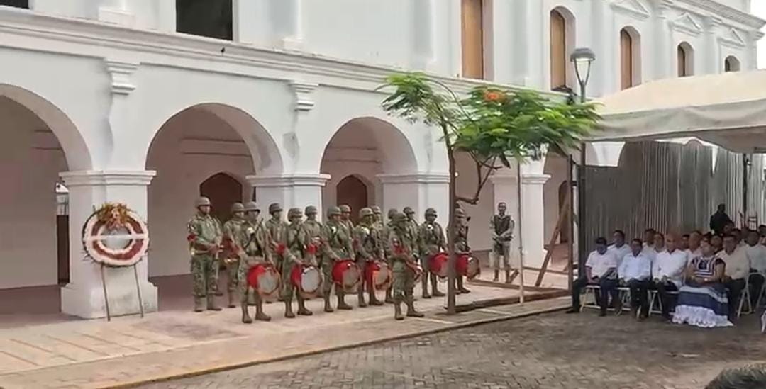 Durante la ceremonia de izó la bandera nacional.