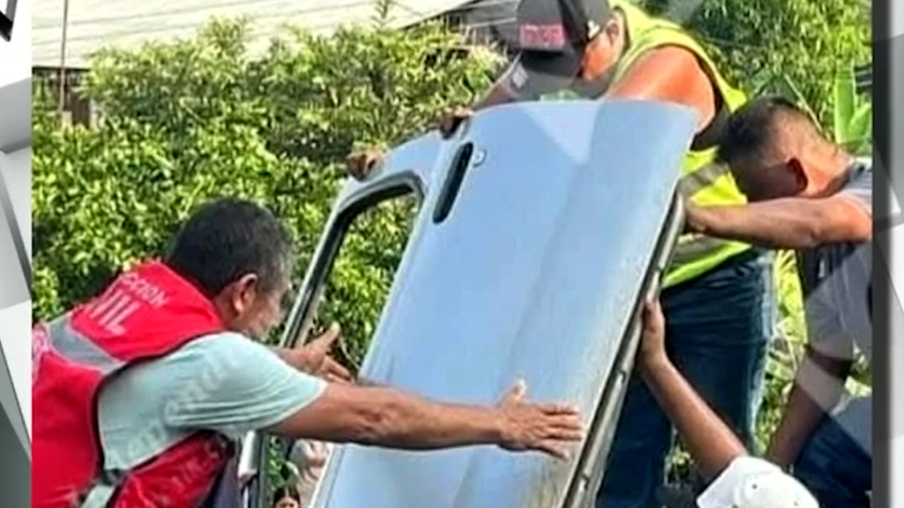 En Hidalgo rescatan a pareja que quedó atrapada tras volcarse