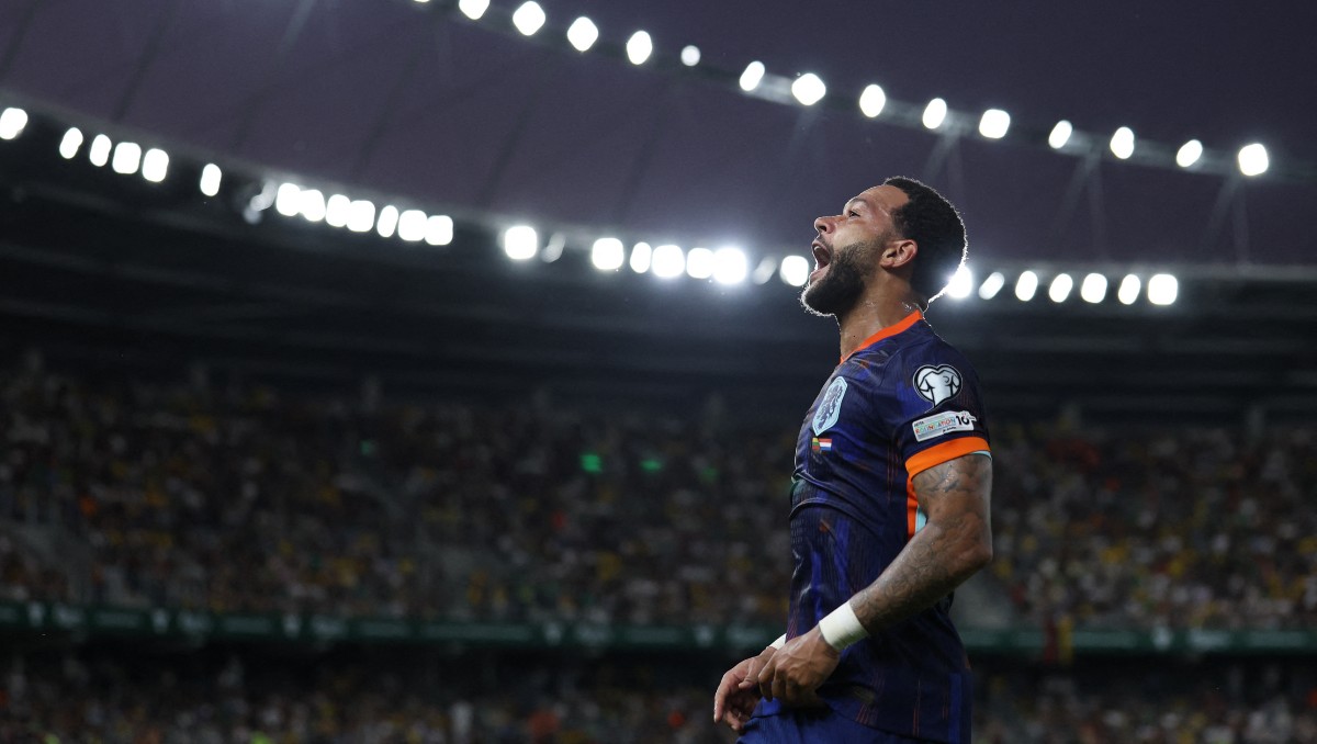Memphis Depay es el máximo goleador de Países Bajos al anotar su gol 52 ante Lituania (Reuters)