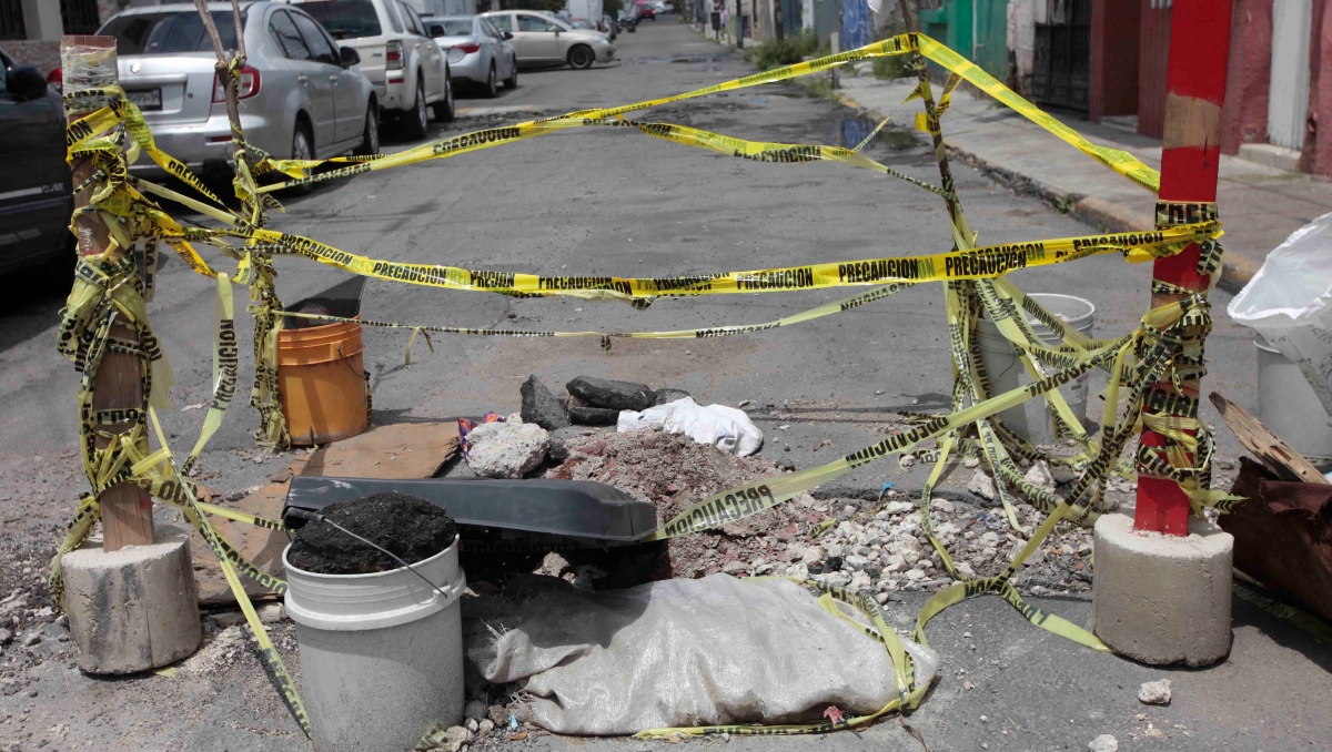 En pleno centro de la capital tapatía se encuentran estos baches (Foto: Fernando Carranza)