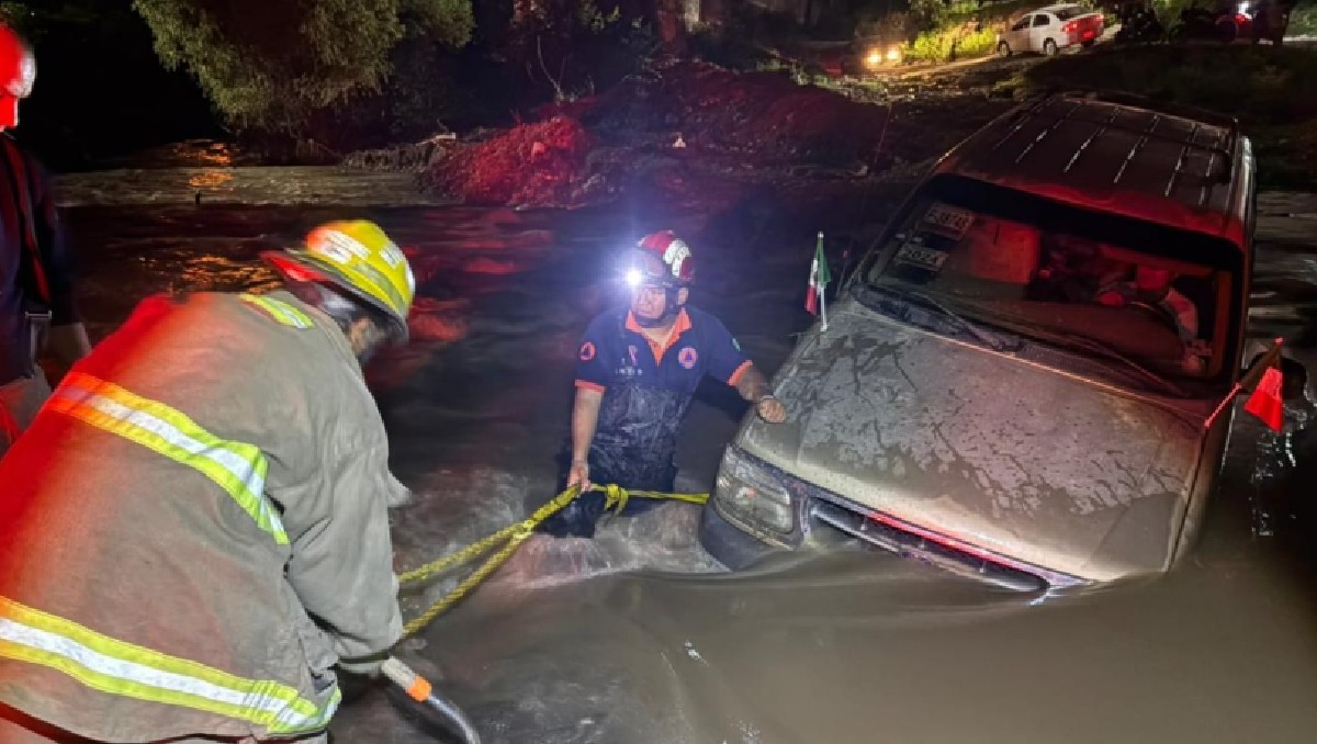 Protección Civil y Bomberos de Irapuato rescataron a una mujer y a un menor que quedaron atrapados en una camioneta. | Cortesía.