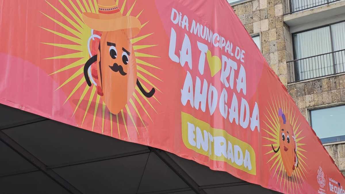Tapatíos disfrutan de las tortas ahogadas gratuitas en el centro. (Juan Carlos Munguía)