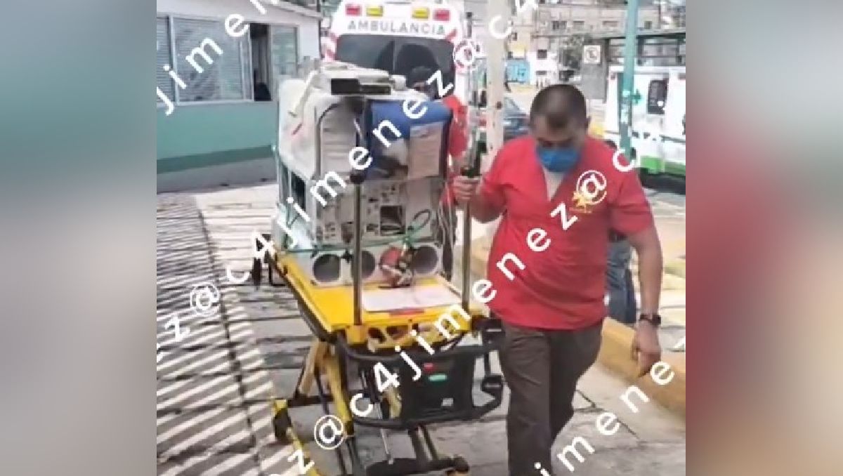 La bebé fue cubierta con una chamarra y la abrazaron mientras llegaban los servicios de emergencia. Foto: (Especial)