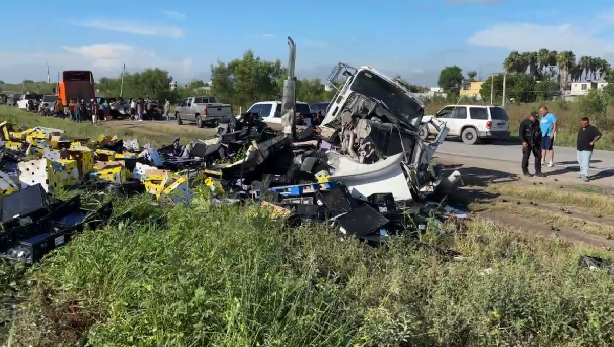 Cierran Avenida Puente Pharr tras volcadura. (Carolina Garza)
