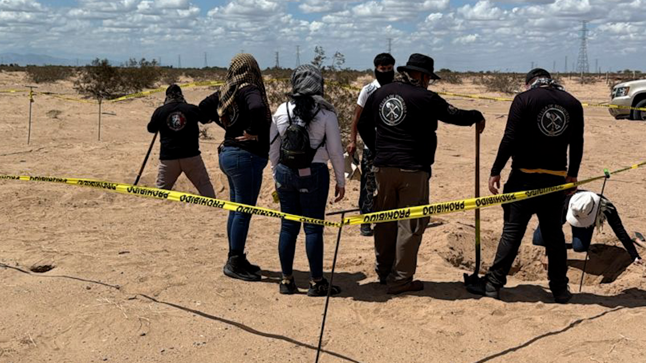 Colectivos de búsqueda localizan cuerpos enterrados en zona desértica de Sonora