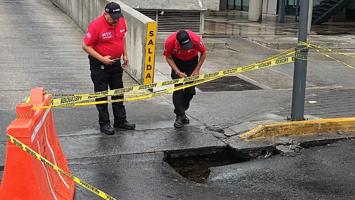Elementos de Protección Civil Monterrey evaluaron la zona del daño. Foto: Israel Santacruz