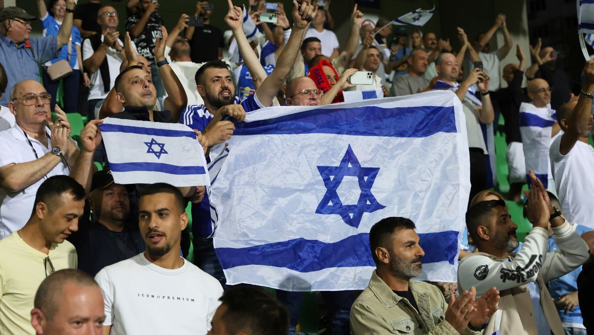 Entrenador de Israel apoya a su país ante llamados a suspender al equipo (AP)