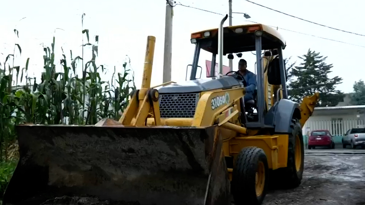 Inician pavimentación de la calle Bicentenario en Toluca, Edomex